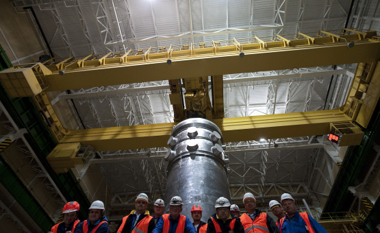 Tým montážníků při ustavování tlakové nádoby reaktoru VVER 440 na 3. bloku JE Mochovce